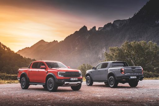 Ford bietet den neuen Ranger Raptor ab sofort mit einer weiteren
Motorisierung an: Der ultimative Performance-Pick-up geht nun auch
mit einem 154 kW (210 PS) starken EcoBlue-Dieselmotor (Drehmoment:
500 Nm) an den Start. Wie schon der 3,0 Liter
EcoBoost-TwinTurbo-Benziner mit sechs Zylindern und einer Leistung
von 215 kW (292 PS) wird auch der durchzugsstarke Selbstzünder mit
einem 10-Gang-Automatikgetriebe und dem elektronisch gesteuerten
intelligenten e-4WD-Allradantrieb kombiniert. Der bis zu 180 km/h
schnelle Ranger Raptor Diesel ist, wie der Ranger Raptor Benziner,
ausschließlich mit Doppelkabine (4 Türen, 5 vollwertige Sitzplätze)
bestellbar. / Die Verwendung dieses Bildes für redaktionelle Zwecke
ist unter Beachtung aller mitgeteilten Nutzungsbedingungen zulässig
und dann auch honorarfrei. Veröffentlichung ausschließlich mit
Bildrechte-Hinweis.