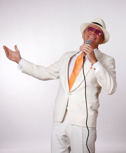  Entertainer Louie Austen heizt ab sofort mit einem
Gratis-Privatkonzert als Stargast der House-Warming-Party neuer
Fertighauskunden ein!