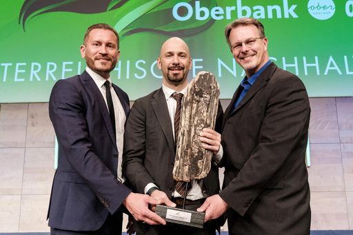 (Von links nach rechts) CFO Markus Auer, CEO &
General Manager Christian Beck und F&E Direktor Stefan Siemers mit
der FERONIA-Trophäe. Foto: © Eric Krügl