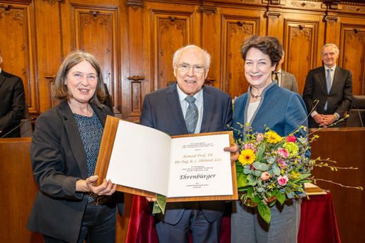 Vorschau Bild von Bürgermeisterin Elke Kahr überreichte Helmut List
die Ehrenbürgerurkunde.