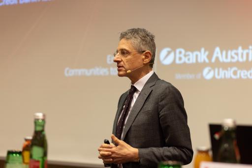 Vorschau Bild von Mag. Stefan Bruckbauer hielt eine Keynote zum Thema
"Ausblick Wirtschaft und Kapitalmärkte"