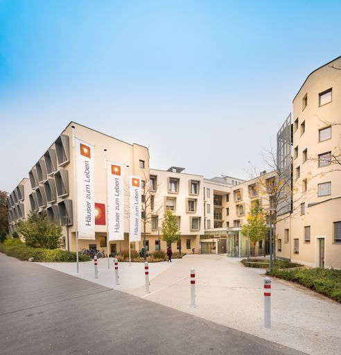 Die Häuser zum Leben mit ihrer langen Erfahrung in
der Pflege und Betreuung älterer Menschen bauen ihr umfassendes
Angebot an Wohn- und Pflegeplätzen für Menschen mit Demenz aus. Im
Haus Döbling, Grinzinger Allee 26 im 19. Bezirk stehen ab sofort
weitere 28 Plätze in zwei 14-er Wohngruppen zur Verfügung.