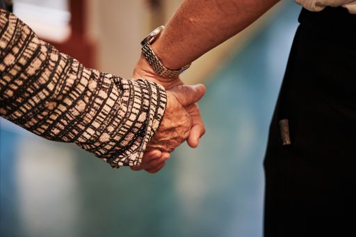 Vorschau Bild von „Lebensqualität und Selbstbestimmung sind auch mit
einer demenziellen Erkrankung möglich, wenn ein hochprofessionelles
und engagiertes Team wie im Haus Döbling sich um die Pflege und
Betreuung der Menschen kümmert“, weiß Karin Eder,
Pflegedienstleitung und Demenzexpertin der Häuser zum Leben.