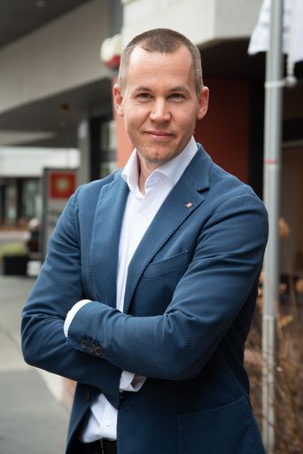 Vorschau Bild von „Die Häuser zum Leben sind ein starker Partner in
der Stadt Wien, wenn es um Pflege und Betreuung geht, das zeigt auch
dieses zusätzliche Angebot mit einem innovativen Konzept an einem
tollen Standort“, freut sich Mag. Simon Bluma, Bereichsleiter der
Häuser zum Leben über die neue Einrichtung in seinem
Wirkungsbereich.