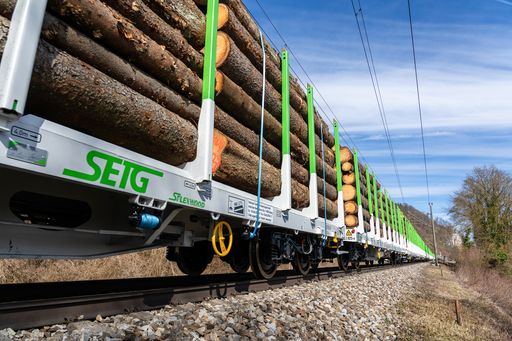 Vorschau Bild von Der SFLEXWOOD zeichnet sich nicht durch sein hohes
Beladevolumen in flexiblen Zugslängen aus. Er setzt auch ökonomisch
und ökologisch neue Maßstäbe: Der Verzicht auf Stirnwände reduziert
den Energieverbrauch der Lokomotive speziell bei Leerzügen um bis zu
25 %.