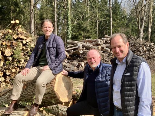  KAPO verzichtet auf klimaschädliche Lösungen bei
der Oberflächenverarbeitung. Im Bild, v.l.n.r.: KAPO-Geschäftsführer
Stefan Polzhofer, Martin Stöger, Geschäftsführer Remmers Österreich,
und KAPO-Geschäftsführer Othmar Sailer.