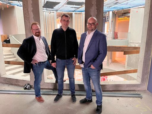 Vorschau Bild von Bürgermeister Artner und Stellvertretender Bauamtsleiter Johannes Platzer besichtigen die Baustelle