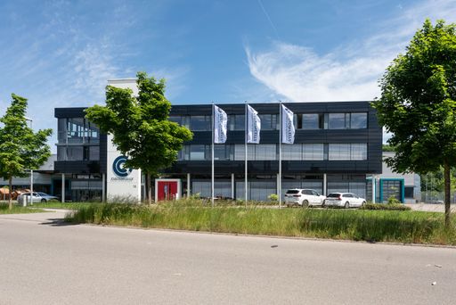 Digitale Weichenstellung für die Zukunft der
Batteriezellenproduktion: Das Verbundvorhaben TwinTrace bringt unter
Federführung von Customcells Partner aus Industrie und Forschung
zusammen, um mithilfe eines so genannten digitalen Zwillings
besonders effiziente Produktionsprozesse zu gewährleisten. Mit
TwinTrace bringen die Projektpartner die Qualität und
Rückverfolgbarkeit der Batteriezellenfertigung auf ein weltweit
führendes Niveau und setzen Maßstäbe für die smarte Digitalisierung
in der Branche. / Die Verwendung dieses Bildes für redaktionelle
Zwecke ist unter Beachtung aller mitgeteilten Nutzungsbedingungen
zulässig und dann auch honorarfrei. Veröffentlichung ausschließlich
mit Bildrechte-Hinweis.