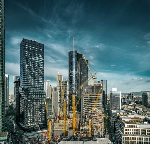 Vier Türme für Frankfurt (Deutschland): Bis zu neun HC-L Krane
arbeiten an den futuristischen Türmen, die circa 230 m in den Himmel
ragen. Die Liebherr-Projektabteilung Tower Crane Solutions begleitet
den Bau von der Planung über die Bauphase bis zur Demontage des
letzten Geräts. / Die Verwendung dieses Bildes für redaktionelle
Zwecke ist unter Beachtung aller mitgeteilten Nutzungsbedingungen
zulässig und dann auch honorarfrei. Veröffentlichung ausschließlich
mit Bildrechte-Hinweis.