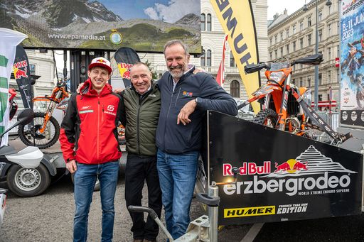 Vorschau Bild von Red Bull Erzbergrodeo Pressekonferenz 2023 im Cafe
Landtmann, Wien / von links: Michael Walkner, Karl Katoch und Heinz
Kinigadner