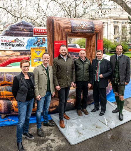 Vorschau Bild von Red Bull Erzbergrodeo zu Gast beim Steiermark
Frühling vor dem Wiener Rathaus / von links: Malgorzats Koch-Basic
(Abenteuer Eerzberg), Mario Abel (Bürgermeister Trofaiach), Thomas
Rauninger (Bürgermeister Eisenerz), Karl Katoch (Veranstalter Red
Bull Erzbergrodeo), Kurt Wallner (Bürgermeister Leoben) und Rudolf
Tischhart (Tourismusverband Erzberg Leoben)