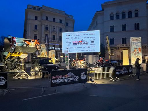 Vorschau Bild von Red Bull Erzbergrodeo Ausstellungsbereich auf der
Wiener Ringstrasse mit Epamedia LED-Videowall