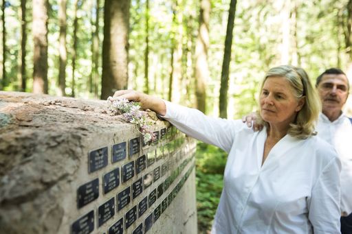 Vorschau Bild von Erinnerung der Hinterbliebenen am Gedenkstein vom
Naturfriedhof paxnatura