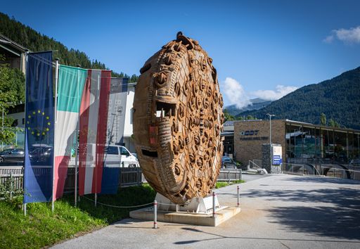 Vorschau Bild von Ausstellung des Bohrkopfes der TBM vor dem
Infocenter Tunnelwelten in Steinach