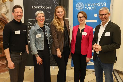  In der Podiumsdiskussion "Wer kann digital?
Kommunikation von gestern für die Zielgruppen von morgen" näherten
sich Margit Kastner, Alexandra Gösch-Wall und Maximilian
Schwinghammer der Frage, wie Institutionen und Firmen damit umgehen
könnten.