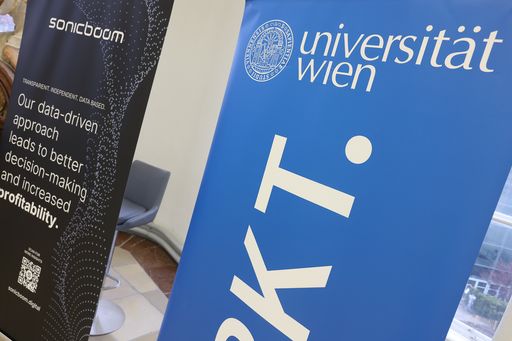 Vorschau Bild von In der Podiumsdiskussion "Wer kann digital?
Kommunikation von gestern für die Zielgruppen von morgen" näherten
sich Margit Kastner, Alexandra Gösch-Wall und Maximilian
Schwinghammer der Frage, wie Institutionen und Firmen damit umgehen
könnten.