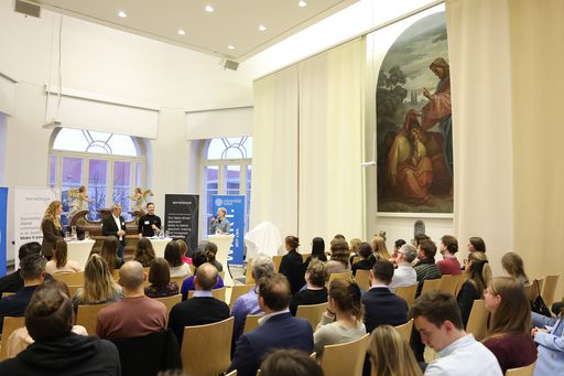 Vorschau Bild von In der Podiumsdiskussion "Wer kann digital?
Kommunikation von gestern für die Zielgruppen von morgen" näherten
sich Margit Kastner, Alexandra Gösch-Wall und Maximilian
Schwinghammer der Frage, wie Institutionen und Firmen damit umgehen
könnten.