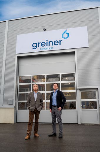Im Bild v. l.: Erik I. Lippert, Geschäftsführer von
Greiner Zeroplast, und Philipp Kranewitter, Head of Coporate
Incubation bei Greiner Innoventures, vor dem Produktionsstandort von
Greiner Zeroplast in Spillern (Niederösterreich).