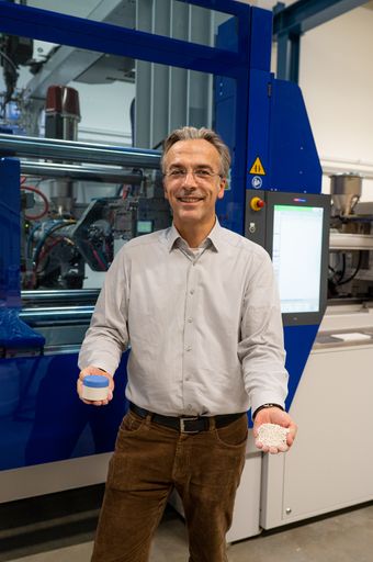Vorschau Bild von Greiner Zeroplast-Geschäftsführer Erik I. Lippert
mit den biobasierten Werkstoffen für die industrielle
Spritzgussfertigung.
