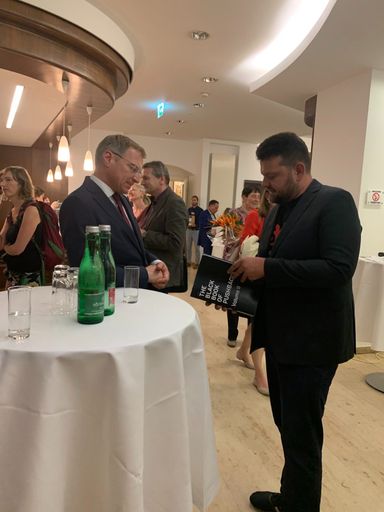 Vorschau Bild von Oberösterreichischer Landeshauptmann Thomas Stelzer
wird von "SOS Balkanroute"-Obmann Petar Rosandić das "Black Book"
überreicht, welches über 13.000 Menschenrechstverletzungen gegen
Geflüchtete im kroatisch-bosnischen Grenzgebiet dokumentiert.