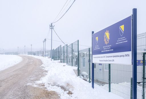 Im Lager Lipa wird nun ein Gefängnis für
Geflüchtete gebaut. In den letzten Tagen wurden hunderte
Geflüchtete, in gemeinsamen Aktionen der kroatischen und bosnischen
Grenzpolizei, unter Zwang in Busse gesteckt und ins Camp gefahren.