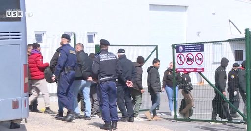 Vorschau Bild von Mehrere hundert Geflüchtete wurden in den letzten
Tagen von der kroatischen Grenzpolizei an die bosnische Übergeben
und unter Zwang in Bussen ins Camp Lipa, ins Nicht-EU-Land
Bosnien-Herzegowina gebracht.