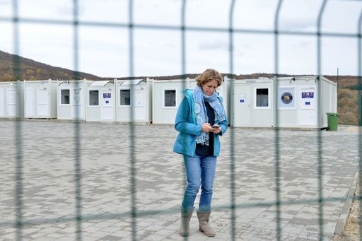 Vorschau Bild von Auf eine Anfrage der Nationalratsabgeordneten
Steffi Krisper (NEOS), die das Camp Lipa im Dezember 2021 besuchte,
kam heraus, dass das österreichische Innenministerium mit 800.000
Euro den Bau von Lipa unterstützt hat.