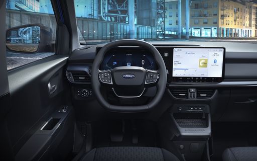  Für das praktisch gestaltete Interieur des E-Transit Courier hat
Ford umfangreiche ethnographische Studien, Interviews und Workshops
mit Kunden in ganz Europa inklusive der Türkei umgesetzt. Mit vielen
praxisorientierten Lösungen richtet es sich direkt auf den Fahrer
aus und entspricht dadurch den Wünschen vieler Nutzer. Das neue
Modell rollt mit einer umfangreichen Serienausstattung zu den
Kunden. Der Schalthebel an der Lenksäule, der Starterknopf und eine
elektronische Handbremse verbessern das flexibel nutzbare
Platzangebot. / Die Verwendung dieses Bildes für redaktionelle
Zwecke ist unter Beachtung aller mitgeteilten Nutzungsbedingungen
zulässig und dann auch honorarfrei. Veröffentlichung ausschließlich
mit Bildrechte-Hinweis.