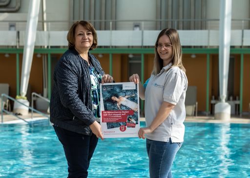 Geschäftsführung Doris Walter präsentiert neue
Sammelpassaktion gemeinsam mit Mitarbeiterin der Römertherme Baden.