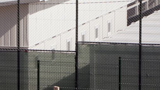 Zweifach umzäunt: Das Gefängnis im bosnischen Camp
Lipa wurde - wie EU-Office in Sarajevo, bosnisches Fremdenamt und
die Stadt Bihać bestätigen - von ICMDP mit Sitz in Wien gebaut. "Wir
haben dafür nie eine Baugenehmigung erteilt", sagt der Bürgermeister
von Bihać Elvedin Sedić.