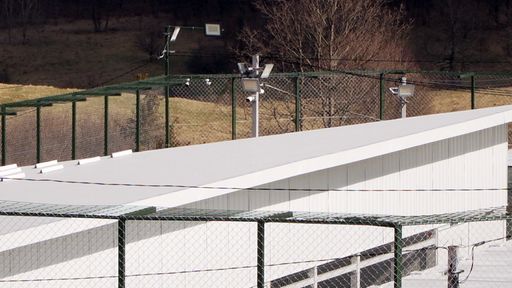 Vorschau Bild von Ein hoher Zaun, auf jedem Schritt und Tritt
Kameras, Fenster mit Gefängnisgittern und fast kein Tageslicht in
den Zellen: Wie ein amerikanisches Hochsicherheitsgefängnis sieht,
das vom ÖVP-nahen Institut ICMPD gebaute Abschiebezentrum im
bosnischen Camp Lipa aus, wo die türkisgrüne Bundesregierung und das
Land Oberösterreich mit einer Summe von mindestens 1,1 Mio Euro
Hauptgeldgeber des, in den Bergen isolierten und polizeilich
abgeschotteten, Horrorcamps sind.