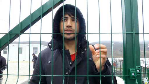 Vorschau Bild von Ein Geflüchteter aus Afghanistan erzählt in dem
Video, dass die kroatische Polizei ihr Geld, deren Handys und Schuhe
einsammelte und alles verbrannte. Sie wurden geschlagen und nach
einer Woche in das Camp Lipa gebracht. Fast alle Betroffenen
berichten, nahezu ausnahmslos, von massiver Gewalt durch die
Polizei.