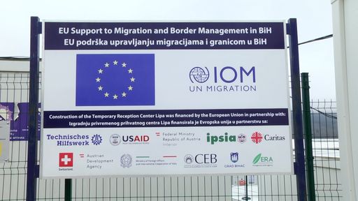 Vorschau Bild von „Österreich ist - durch die Bundesregierung, das
Land OÖ, das vom BMI geförderte ICMPD, das BMI selbst, die ADA sowie
das Hilfswerk International - der wichtigste Akteur und
Hauptgeldgeber in Lipa. Die Logos hängen am Zaun des Gefängnisses
und sprechen für sich. Die Massen-Pushbacks auf massiven Druck
Österreichs und das Gefängnis in Lipa sind zugleich ein Skandal in
der gesamten österreichischen „Entwicklungszusammenarbeit“. Jetzt
gilt es, die österreichische Schweigespirale zu diesem Skandal zu
brechen und vereint als Zivilgesellschaft die Inbetriebnahme des
Gefängnisses zu verhindern. Denn der Bau von Gefängnissen für
Menschen, die nichts verbrochen haben, außer auf der Suche nach
einem besseren Leben zu sein, ist der Anfang vom Ende! Wir alle sind
gefordert“, so Petar Rosandić, Obmann der SOS Balkanroute.