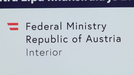 Vorschau Bild von „Österreich ist - durch die Bundesregierung, das
Land OÖ, das vom BMI geförderte ICMPD, das BMI selbst, die ADA sowie
das Hilfswerk International - der wichtigste Akteur und
Hauptgeldgeber in Lipa. Die Logos hängen am Zaun des Gefängnisses
und sprechen für sich. Die Massen-Pushbacks auf massiven Druck
Österreichs und das Gefängnis in Lipa sind zugleich ein Skandal in
der gesamten österreichischen „Entwicklungszusammenarbeit“. Jetzt
gilt es, die österreichische Schweigespirale zu diesem Skandal zu
brechen und vereint als Zivilgesellschaft die Inbetriebnahme des
Gefängnisses zu verhindern. Denn der Bau von Gefängnissen für
Menschen, die nichts verbrochen haben, außer auf der Suche nach
einem besseren Leben zu sein, ist der Anfang vom Ende! Wir alle sind
gefordert“, so Petar Rosandić, Obmann der SOS Balkanroute.
