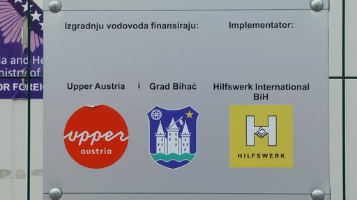 Vorschau Bild von „Österreich ist - durch die Bundesregierung, das
Land OÖ, das vom BMI geförderte ICMPD, das BMI selbst, die ADA sowie
das Hilfswerk International - der wichtigste Akteur und
Hauptgeldgeber in Lipa. Die Logos hängen am Zaun des Gefängnisses
und sprechen für sich. Die Massen-Pushbacks auf massiven Druck
Österreichs und das Gefängnis in Lipa sind zugleich ein Skandal in
der gesamten österreichischen „Entwicklungszusammenarbeit“. Jetzt
gilt es, die österreichische Schweigespirale zu diesem Skandal zu
brechen und vereint als Zivilgesellschaft die Inbetriebnahme des
Gefängnisses zu verhindern. Denn der Bau von Gefängnissen für
Menschen, die nichts verbrochen haben, außer auf der Suche nach
einem besseren Leben zu sein, ist der Anfang vom Ende! Wir alle sind
gefordert“, so Petar Rosandić, Obmann der SOS Balkanroute.