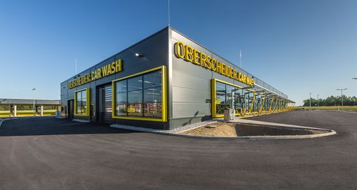  In den großzügig angelegten Hallen befinden sich
Waschstraßen und ausreichend Platz um auch die gesamte
Innenraumpflege in geschützter Umgebung durchführen zu können.