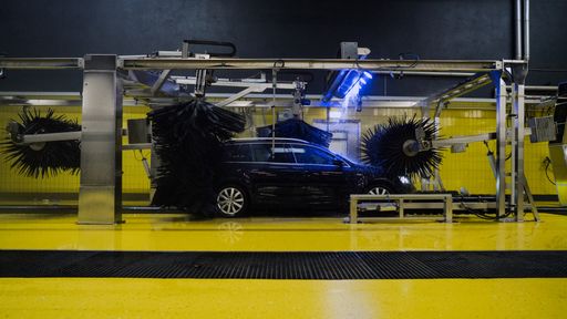 Vorschau Bild von Alle Oberscheider-Standorte haben großzügig
angelegte Textilwaschstraßen mit einer Durchlaufkapazität von bis zu
einhundertzehn Fahrzeugen in der Stunde und hochmoderner
Waschtechnik für besonders lackschonende Reinigung.