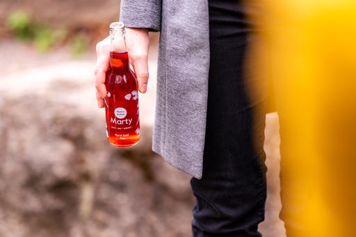 Vorschau Bild von Für Cassy wird der Natureistee mit steirischem Gin
verfeinert. Bei Marty kommt zusätzlich zum Gin noch steirischer
Wermut in die Flasche. So entsteht eine einzigartige Fruchtigkeit
aus steirischen Qualitätsprodukten.
