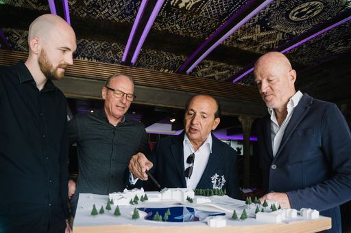 Vorschau Bild von Ikonisches Jahrhundert-Spa ATMOSPHERE by Krallerhof
designt by Hadi Teherani Architects: Philipp Altenberger, Sepp
Altenberger, Hadi Teherani und Gerhard Altenberger (v.l.n.r.).