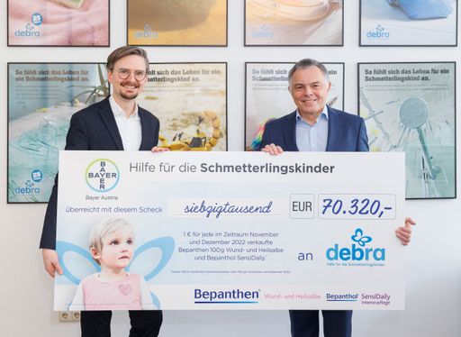  Im Bild (v.l.n.r.): Felix Freund, Commercial Lead
Consumer Health bei Bayer Austria, Dr. Rainer Riedl, Obmann und
Mitgründer DEBRA Austria