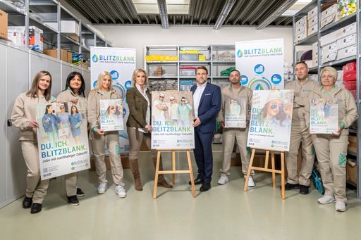 (v.l.n.r.) Viktoria Balint, Slavica Popović,
Michaela Sipkova, Aline Basel (CMO), Mario Reichel (GF), Daniel
Marković, Željko Marković und Valeria Deak präsentieren stolz die
Sujets der Werbekampagne 2023