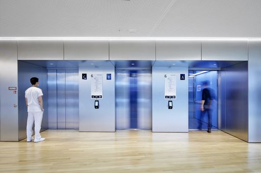 Vorschau Bild von Das intelligente Schachtentlüftungssystem HVS dichtet die
standardmäßig vorgeschriebene Lüftungsöffnung im Schachtkopf
bedarfsgerecht ab. Das reduziert den Wärmeenergieverlust durch den
Aufzugsschacht deutlich, weil der Kamineffekt unterbunden wird. In
Passiv- oder Niedrigenergiegebäuden trägt HVS wesentlich dazu bei,
dass die angestrebte Energieeffizienz überhaupt erreicht werden
kann.