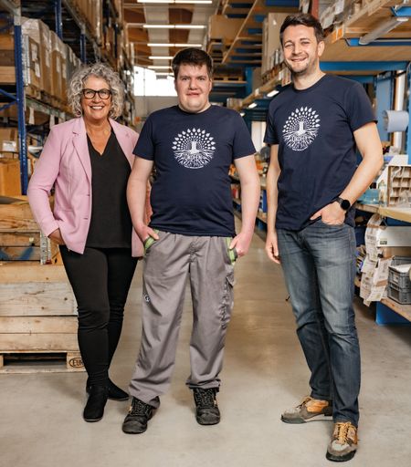  Ranetbauer Christian (Bild Mitte), FAB-Mitarbeiter
aus dem Arbeitsbereich ProWork Geschützte Arbeit in Betrieben,
arbeitet über Arbeitskräfteüberlassung bei der Fa. Ökofen in
Niederkappel/OÖ. Hier im Bild mit Hrn. Hegic Sadmir, seinem Mentor
bei Ökofen, und Petra Hattenberger, seiner Arbeitsbegleiterin von
FAB ProWork.