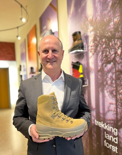Dr. Horst König, geschäftsführender Gesellschafter
mit dem brandneuen Kampfstiefel des Österreichischen Bundesheeres
