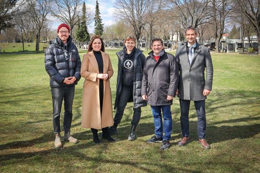 Eine der neuen Urban-Gardening-Flächen befindet
sich auf dem Friedhof Südwest. Vlnr: Jan Peter Pech, Ackerhelden;
Renate Niklas, Geschäftsführerin Friedhöfe Wien; Rita Himmel,
Ackerhelden; Wilfried Zankl, Bezirksvorsteher Meidling; Arno
Uhrmann, Friedhöfe Wien
