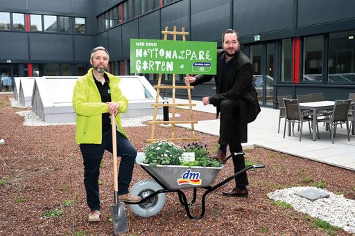 Harald Bauer (dm Geschäftsführer) und Dominik
Linhard (Biologe und Biodiversitätsexperte GLOBAL 2000) freuen sich,
dass auch die Flächen im dm eigenen Besitz Teil des Nationalpark
Garten Netzwerkes werden.