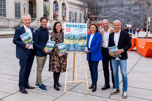  Präsentation "Krone REISEZEIT - SalzburgerLand" im
Wiener Museumsquartier: (v.l.) Gerhard Valeskini (Geschäftsführer
Mediaprint), Rekord-Olympiasieger Felix Gottwald, Andrea Thomas
(Kronen Zeitung, Chefredaktion Reise), Tourismus-Staatssekretärin
Susanne Kraus-Winkler, Leo Bauernberger (Geschäftsführer
SalzburgerLand Tourismus) und Moderator Didi Ziesel.
