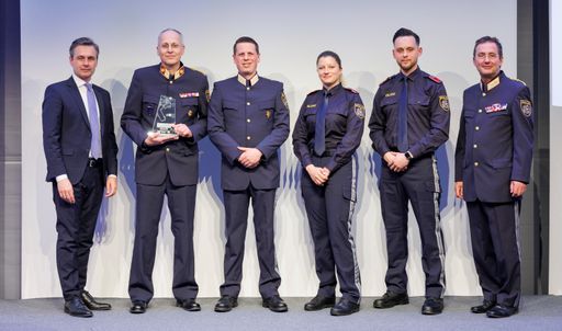 Martin Hauer (l.), Vorstand der
Raiffeisenlandesbank NÖ-Wien, und Gerhard Pürstl (r.), Wiener
Polizeipräsident, dankten den Preisträger:innen für ihr Engagement.