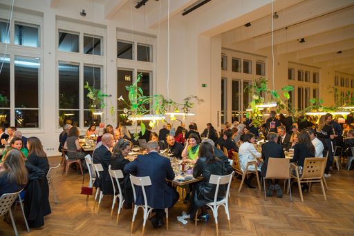 Vorschau Bild von „THE FEST – die praktische Übung: Dinner &
Künstler*innenfest“ im MAK, 13.4.2023: Dinner in der MAK
Ausstellungshalle © Andreas Tischler/MAK