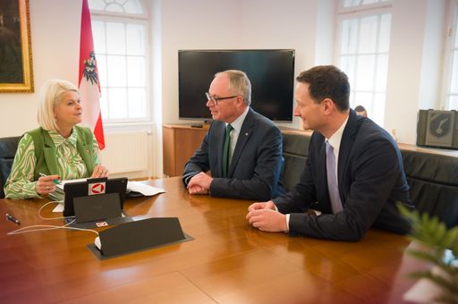 Vorschau Bild von Bundesministerin Klaudia Tanner und der NÖ
Bauernbund bekennen sich klar zur Neutralität und zum politischen
Erbe Leopold Figls.